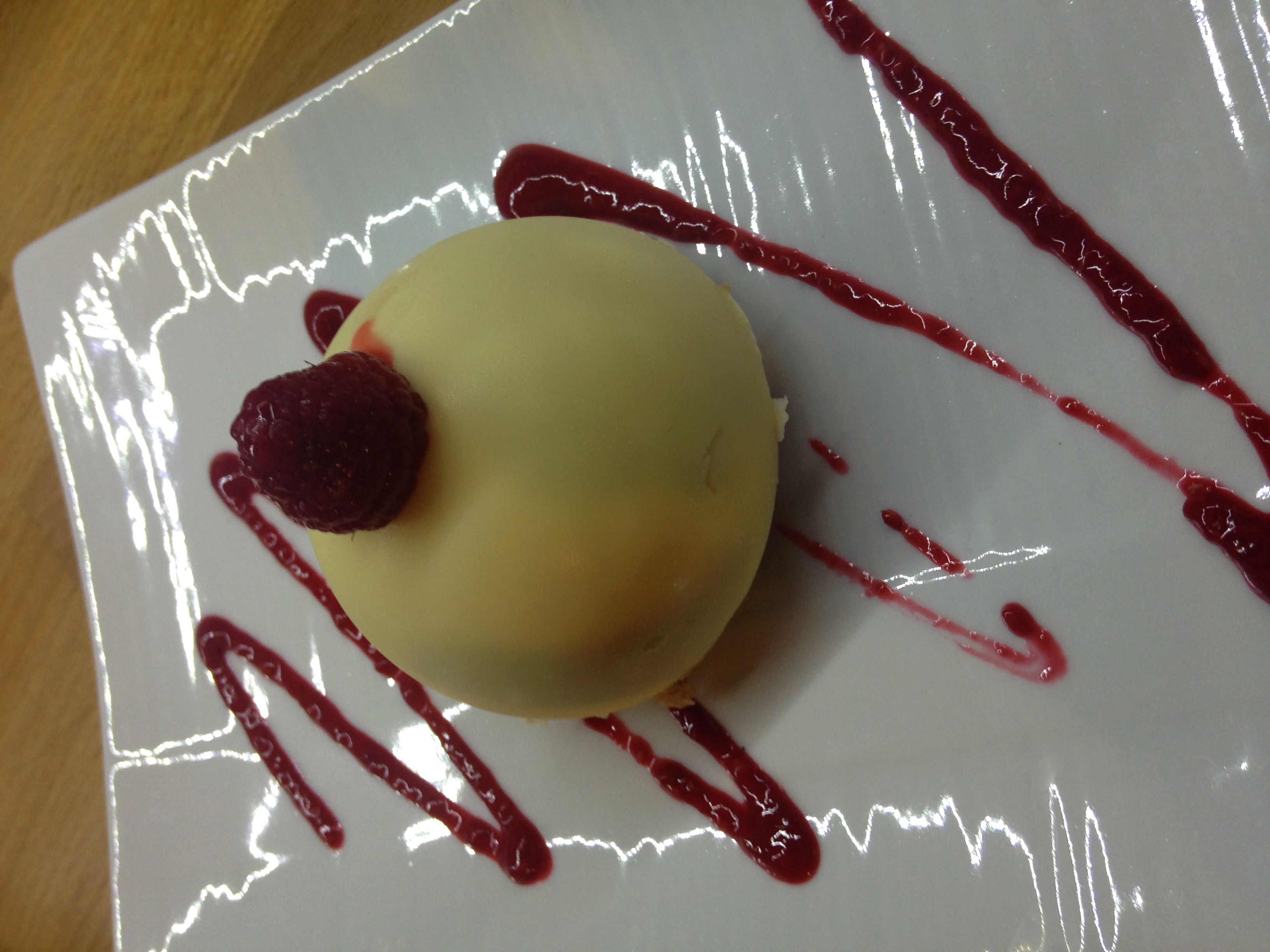 Dôme chocolat blanc, mousse mascarpone, coeur framboise